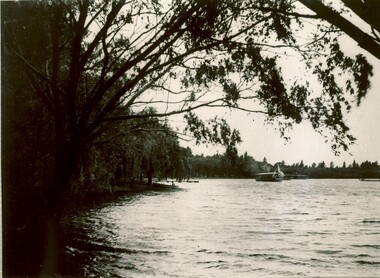Lake Wendouree and steamer
