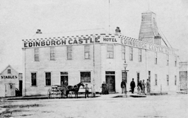 Edinburgh Castle Hotel cnr Dana & Armstrong St Sth