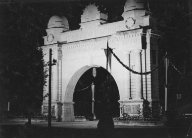 Arch of Victory at night