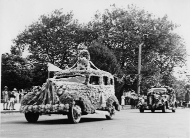 Cars in parade 1938