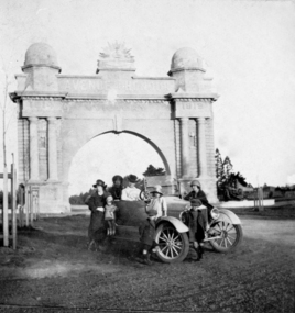 Family in front of Arch of Victory