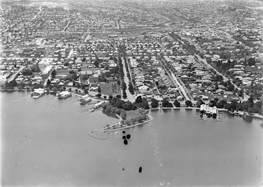 Looking from Lake to Wendouree Pde