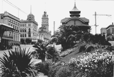 Looking up Sturt St from Titanic Bandstand