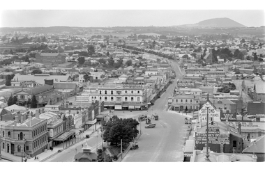 Looking east from Town Hall 1915