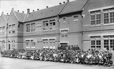 classes & Teachers outside Humffray St State School date unknown