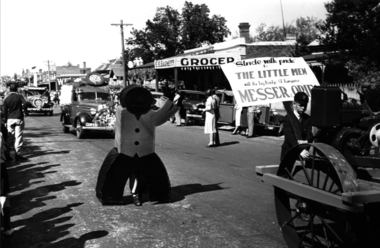 Messer & Opie in 1938 procession