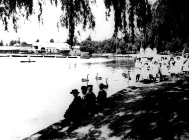 Children at Lake Wendouree postcard