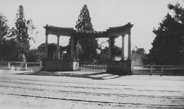 Early Entrance shot to Gardens