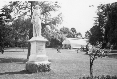 Botanical gardens Lake Wendouree circa 1948