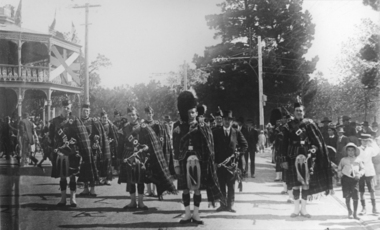 Pipe band in front of Lakeview Hotel 1912