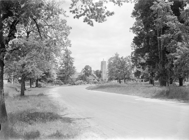 Wendouree Pde looking toward Church of the little flower