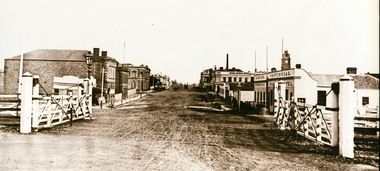 Lydiard St South looking south from railway gates