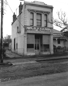 Eva Boot Repairer Lydiard St Nth 1971