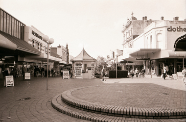 Bridge Mall, Max Harris