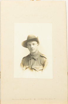 WW1 soldier in slouch hat and uniform
