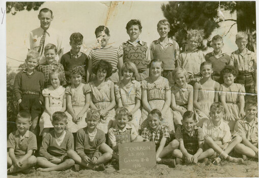 class photograph of 25 grade 3 to 6 2 pupils and their teacher at Tooradin State School SS 1503 in 1956 