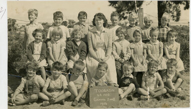 class photograph of 21 grade 1 and 2 pupils and their teacher at Tooradin State School SS 1503 in 1956 