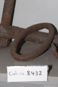 Metal chain link