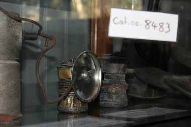 Small miners lamp with disc
