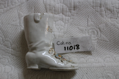 Porcelain 'boot' vase with flowers and 'think of me' motif, circa 1920s