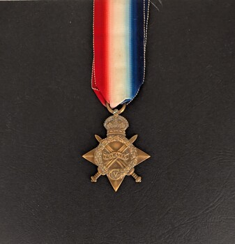 1914-1915 Military star with attached ribbon