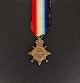 1914-1915 Military star with attached ribbon