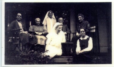Photograph of the Cochrane sisters, their father, and Gloria Darby [ca.1925]