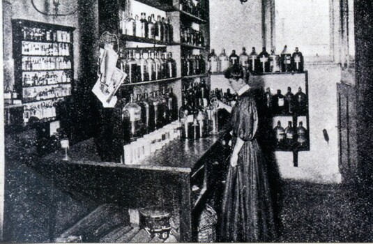 Woman pathologist, 1890's to early 1900's, Queen Victoria Womens Centre [ca.2000]