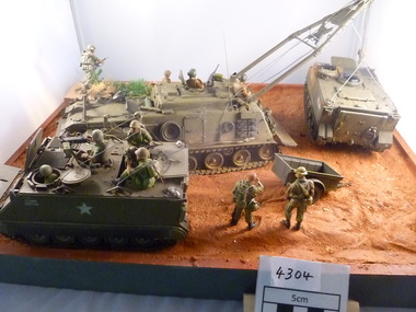 Model - Diorama, M113 APC Being recovered