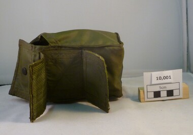Equipment - Equipment, Army, Dressing wound with bag - olive green