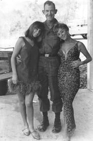 A photograph of Maj Bob Mew, US Army Air Ops liasion officer 1st ATF Nui Dat with Dinah Lee and Lorrae Desmond 