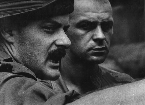 Capt Peter Robinson MBE, Engineering Officer 161 (Indep) Recce Flight makes a point with an American Recovery Specialist outside the 1st ATF Base. 