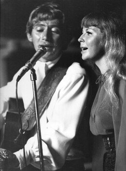 Jury Osypenko and Tamara Osypenko of the Feb-Mar 70 South Australian Concert Party perform in close harmony for the wounded and sick diggers.