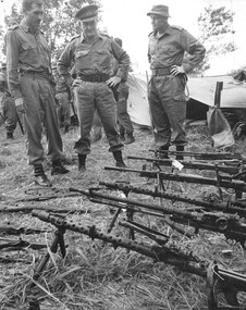 Maj Gen L MaAudio, CDonald discusses with the 1st ATF Commander Brig Sandy Pearson and the 6 RAR/NZ (ANZAC) Intelligence Officer. 