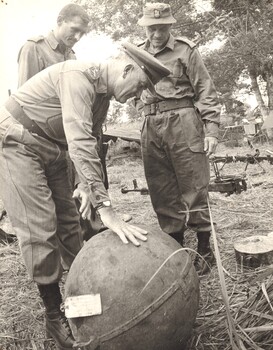 Maj Gen MacDonald discusses with 1st Australian Task Force Commander, Brig Sandy Pearson and the 6 RAR/NZ (ANZAC) Intellegence Officer.