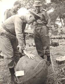 Maj Gen MacDonald discusses with 1st Australian Task Force Commander, Brig Sandy Pearson and the 6 RAR/NZ (ANZAC) Intellegence Officer.