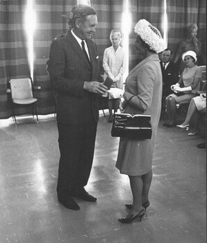 John Gorton presents an emblem of the US Presidential Unit Citation to the parents of one of the Diggers who paid the supreme sacrifice.