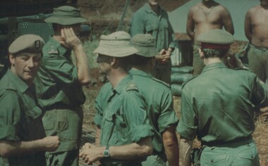 General Sir Thomas Daley visiting 161 Battery, Royal Newzealand Artillery at an Australian firebase. There are several soldiers in the photo.