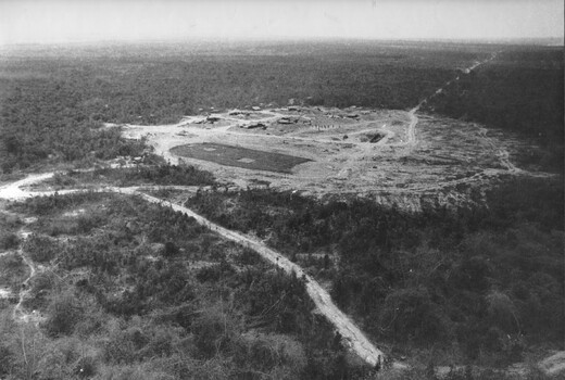 A photograph of the 4 RAR/NZ (ANZAC) Fire Support Base 'Betty', housing the battalions direct artillery support 104 Battery. 