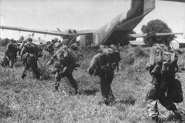 A photograph of Diggers of 5 RAR boarding a Caribou aircraft from the RAAF's 35 Squadron. 