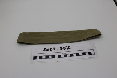 Khaki coloured 1/2 pleated hat band called a puggaree worn by soldiers on their slouch hats.