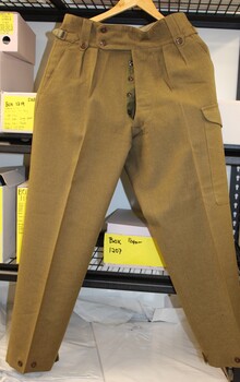 Woollen formal dress trousers with button opening, 5 pockets.