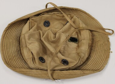 A USA V.S. army issue hat, refered to as "boonie hat".