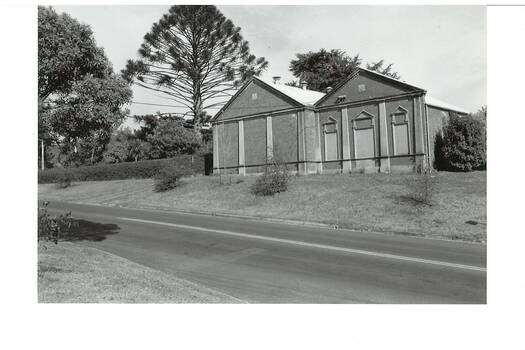 Black and White photograph of the Buninyong Masonic Lodge, showing nature strip and roadway in Warrenheip Street.