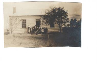 Photograph of group of students, teachers and possibly parents outside the front of Mount Mercer School circa 1920