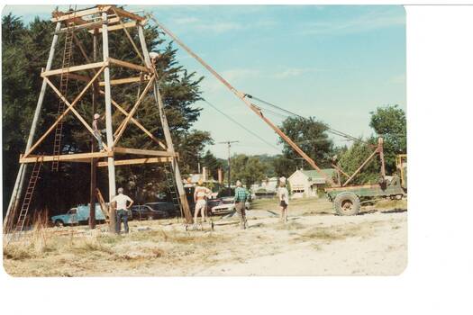 Shows the erection on the poppet head in De Soza Park, with details of the equipment used for hoisting. 