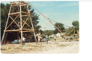 Shows the erection on the poppet head in De Soza Park, with details of the equipment used for hoisting. 