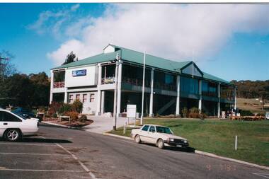 Colour photograph of the clubrooms at Buninyong Golf Club.