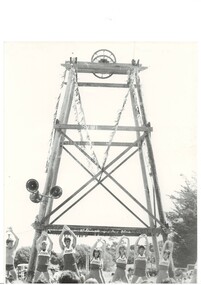 Black and white photograph of replica Poppet Head in De Soza park and participants in the Gold King Festival 1983