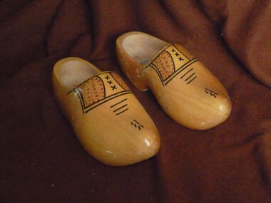 Footwear - Clogs, Company with markings V Z, where the V is located above the Z